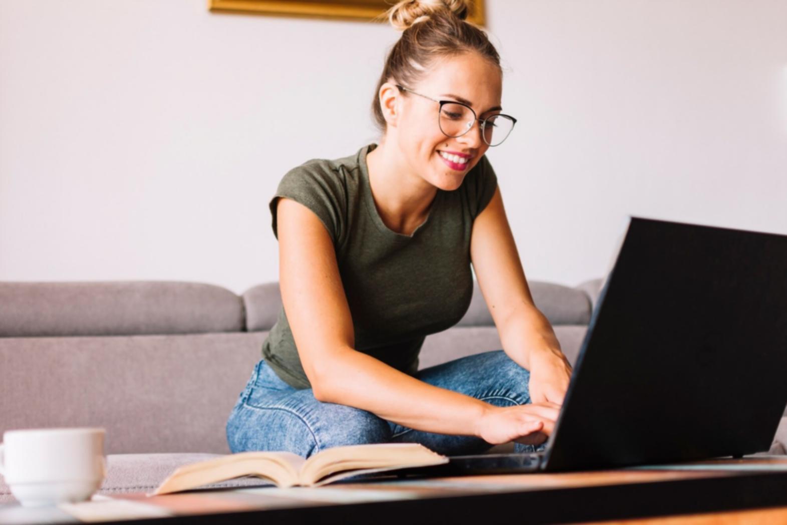 Équipe analysant des données budgétaires sur tablette et documents